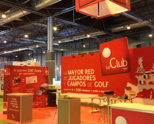 Stand grande para evento con displays modulares