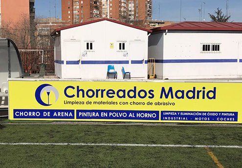 Valla publicitaria en campo de futbol