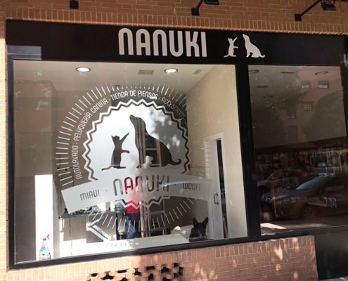 Rótulos para fachada de Nanuki Escaparate y Cartel