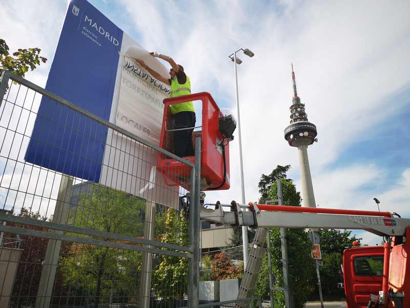 Imagen de montaje de valla publicitaria en madrid